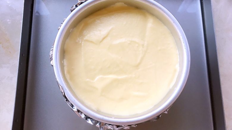 轻乳酪蛋糕（6寸）,烤盘内加入冷水，模具包裹上一层锡纸入烤箱150度烤20分钟转130度烤40分钟
