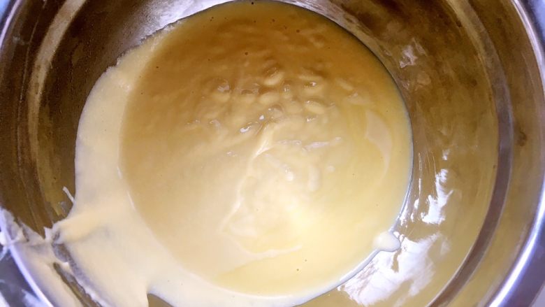 轻乳酪蛋糕（6寸）,过筛后的奶酪糊特别细腻，盖保鲜膜冰箱冷藏20分钟