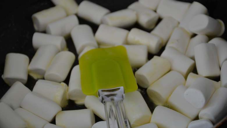 花生牛轧糖,用刮刀轻轻翻拌，手法是快速的边翻边压。