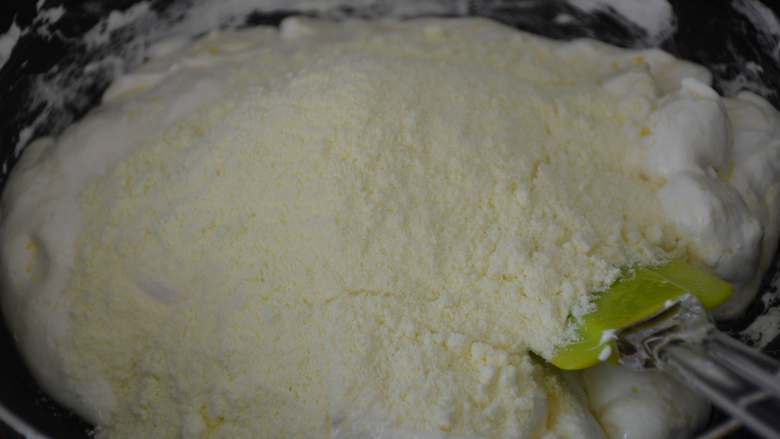 花生牛轧糖,刚开始还能看到奶粉颗粒，继续翻拌，手法要快速。