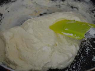 花生牛轧糖,将奶粉与棉花糖拌匀，完全融合，呈这个状态。
