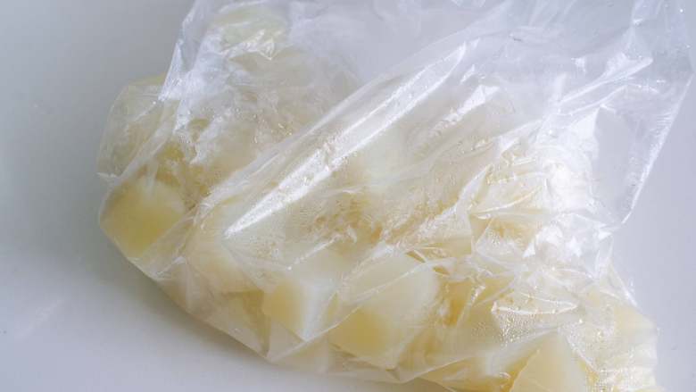宝宝鳕鱼土豆饼,土豆去皮蒸熟，出锅后装入保鲜袋内。