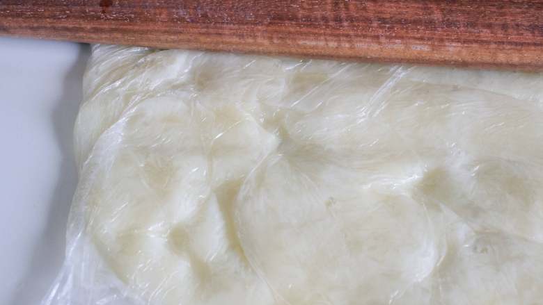 宝宝鳕鱼土豆饼,用擀面棍压成土豆泥。这样非常快手，很多种食材打泥我都会用这个方法。