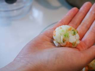 宝宝鳕鱼土豆饼,用勺子挖出一个小圆球，搓圆。