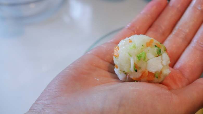 宝宝鳕鱼土豆饼,用勺子挖出一个小圆球，搓圆。