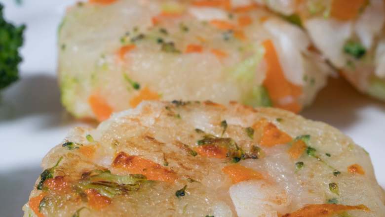 宝宝鳕鱼土豆饼,因为所有食材已经是熟的，所以煎香即可。