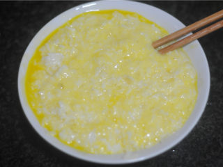 虾仁炒饭,剩米饭用筷子划散后加入鸡蛋液，用手将米饭捏成颗粒状备用