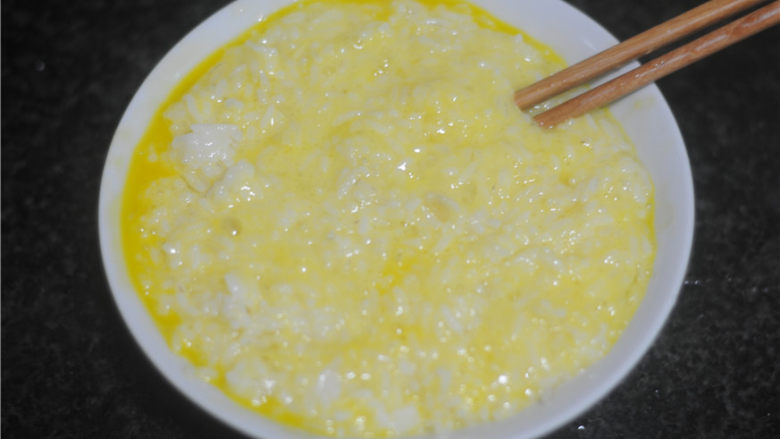虾仁炒饭,剩米饭用筷子划散后加入鸡蛋液，用手将米饭捏成颗粒状备用