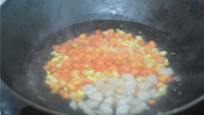 虾仁炒饭,水烧开，将胡萝卜和玉米可以放进去汆烫至半熟后加入虾仁粒，汆烫至虾仁变色