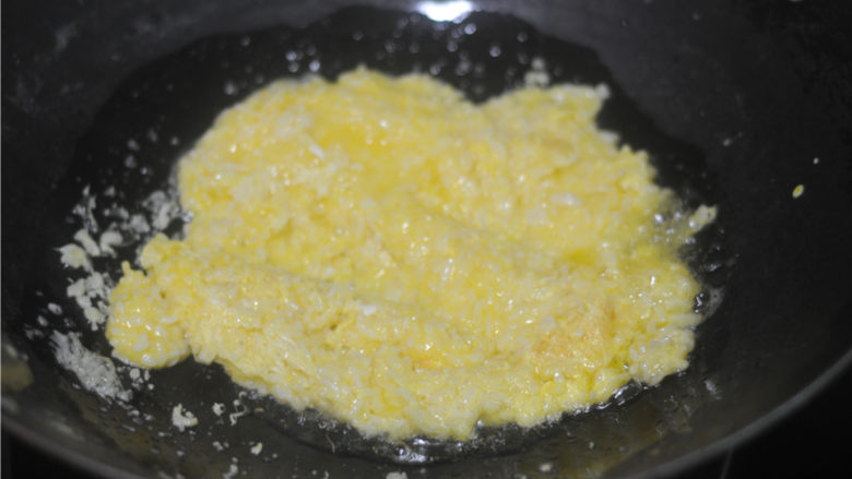 虾仁炒饭,另起油锅，将泡了蛋液的米饭倒进去，快速翻炒