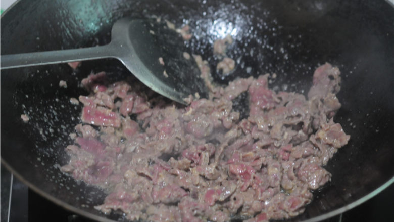 剁椒牛肉,锅中放油烧至六成熟，放入牛肉用中火炒至牛肉变色时，捞出沥干油备用