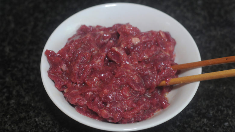 剁椒牛肉,腌制15分钟
