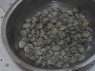 炒花蛤,花蛤放入清水里，加入少许盐养半天，让花蛤吐尽沙子