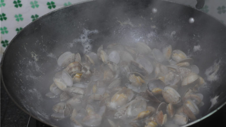 炒花蛤,烧开一锅水，将花蛤倒进去煮，至刚开口就捞起来过凉水