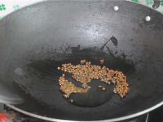 炒花蛤,热锅油温后将花椒炒出香味后将花椒捞出扨掉
