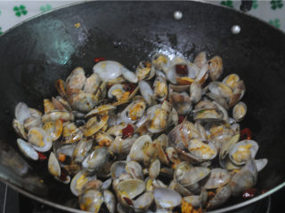 炒花蛤,将花蛤倒进去翻炒中途加入料酒、生抽、蚝油炒匀