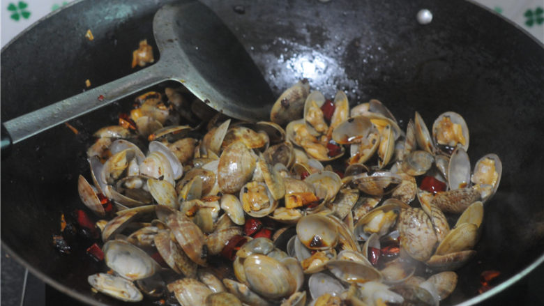 炒花蛤,盖上锅盖焖2分钟左右，直至花蛤全部张开