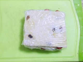 奶油水果吐司,用保鲜膜包裹住,放冰箱冷藏半小时或以上