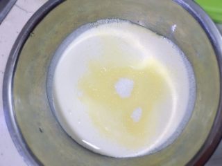 奶油水果吐司,淡奶油中加入白砂糖
