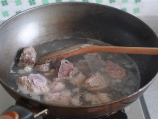 土豆烧排骨,凉水如果，排骨一同放入锅里，汆烫