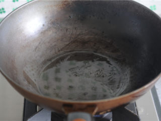 土豆烧排骨,油锅烧热