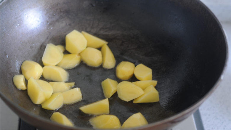 土豆烧排骨,将排骨段倒入锅里，煸炒至表面焦黄