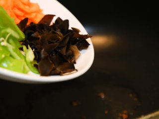 鱼香肝尖,用底油放入配菜。