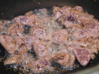 鱼香肝尖,锅中放油，烧热后放入腌制的猪肝，变色后捞出。