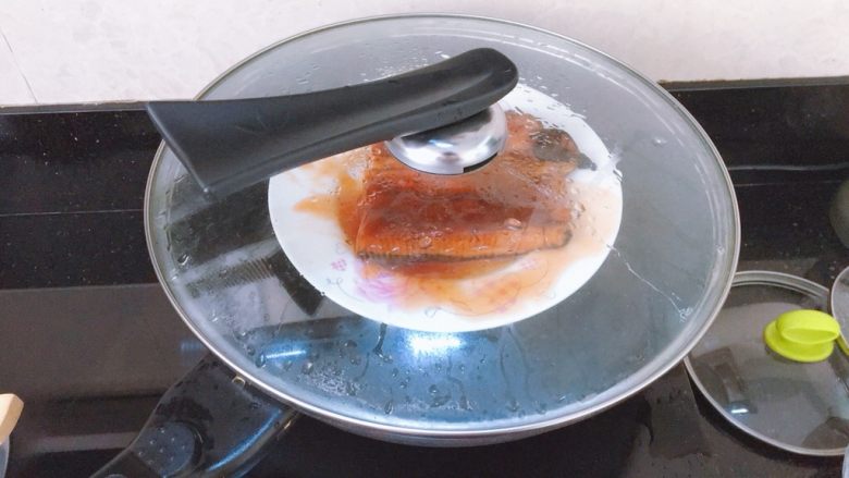 蒲烧鳗鱼盖饭,锅中烧开水放入蒸5分钟（也可以用微波炉加热）