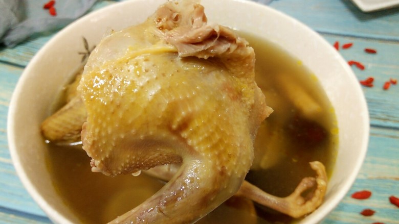滋补鸽子汤,鸽子炖的已经很入味，肉酥烂，可以开始品尝，吃肉喝汤😄