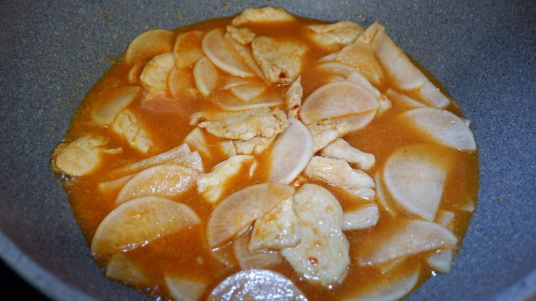 韩式萝卜鸡,在根据食材加入少量清水煮开。