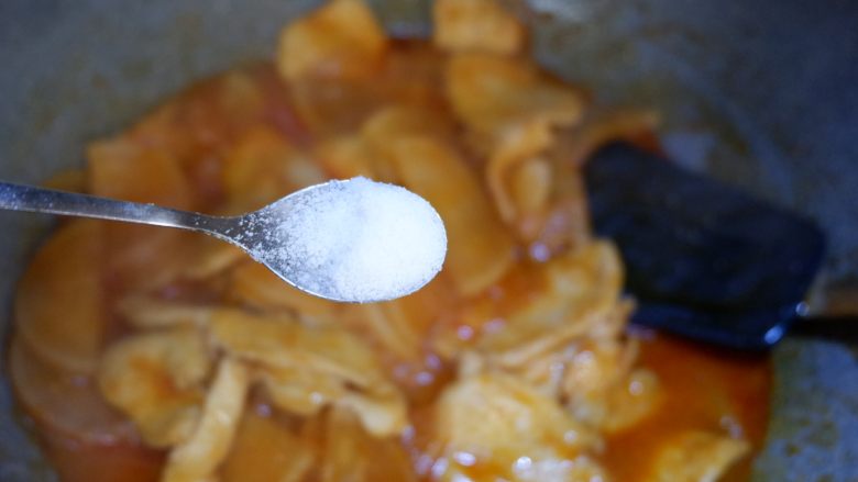 韩式萝卜鸡,最后开盖，根据个人口味加少许盐
