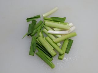 红乳菜花,蒜苗切成小段。