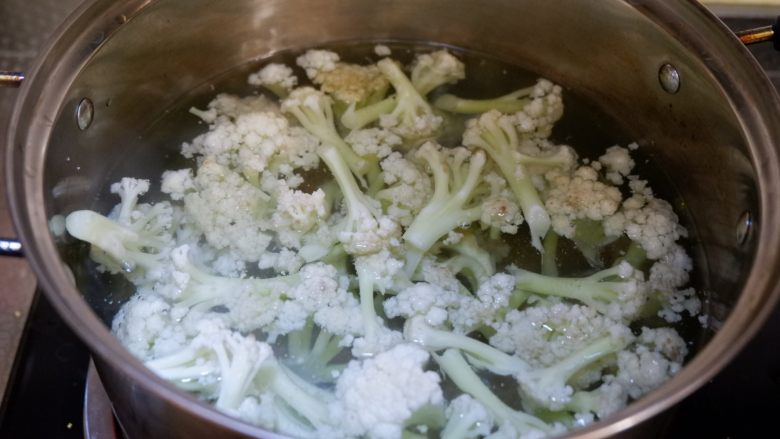 红乳菜花,水开继续煮2-3分钟，出锅沥水