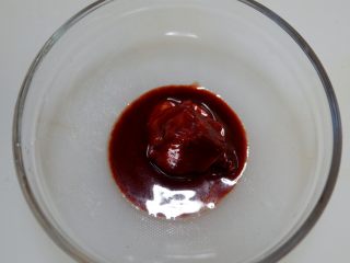 红乳菜花,取一个小碗，将红腐乳放入，加入1勺腐乳汁