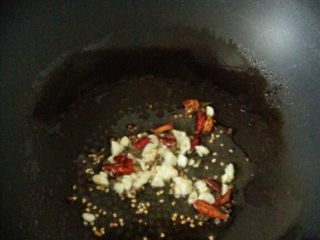 开胃解馋的酸辣粉,锅中留底油，加入麻椒，干红椒、蒜末爆香