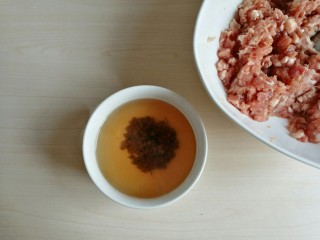 荠菜元宝水饺,将一小勺花椒倒入小半碗水在锅中煮两三分钟成花椒水，放凉后备用。