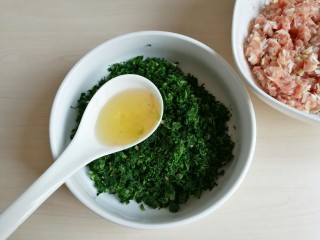 荠菜元宝水饺,将切碎的荠菜放入碗中，加入一大勺熟油拌匀。