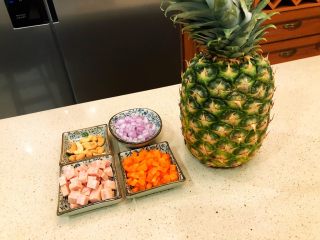 泰式菠萝饭,将胡萝卜、香肠和洋葱全部切成丁备用