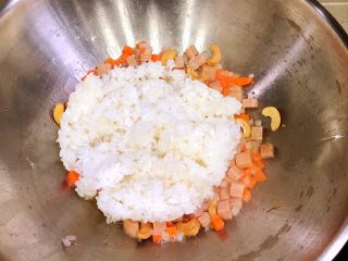 泰式菠萝饭,然后加入米饭，翻炒均匀