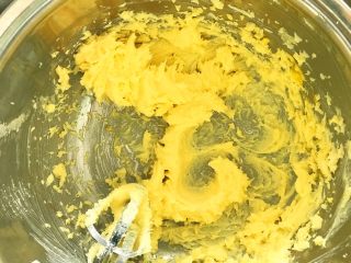 贝壳小饼干,至质地松软，颜色变浅，加入蛋黄，搅打至黄油糊吃透蛋液；