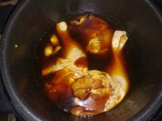 豉油鸡腿,再加入生抽，加水没过表面，放入锅内中火煮30分钟左右即可