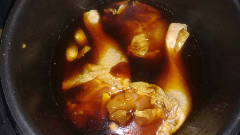 豉油鸡腿,再加入生抽，加水没过表面，放入锅内中火煮30分钟左右即可