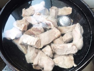 干烧排骨,锅中添加清水放入排骨同时放入调料盒（花椒、大料、姜片）