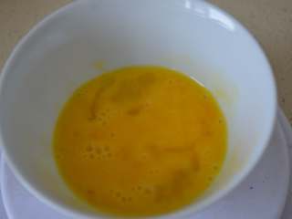 杏仁酥,将鸡蛋打入小碗，搅拌均匀，一个鸡蛋约50克，用40克，记得一会儿要预留10克刷杏仁酥的表面。
