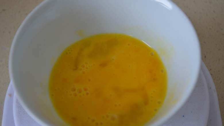 杏仁酥,将鸡蛋打入小碗，搅拌均匀，一个鸡蛋约50克，用40克，记得一会儿要预留10克刷杏仁酥的表面。
