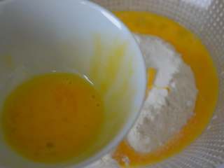 杏仁酥,鸡蛋液记得要留一部分刷花生酥的表面，留10克左右就可以。