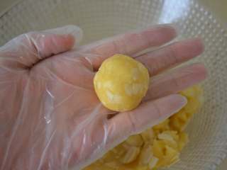杏仁酥,取小块面团放手心，用双手将面搓成一个小球，每个重量大约30克左右。