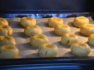 杏仁酥,烤箱上下火，170度，提前预热10分钟。将烤盘放置在烤箱中层，170度烤18~20分钟。