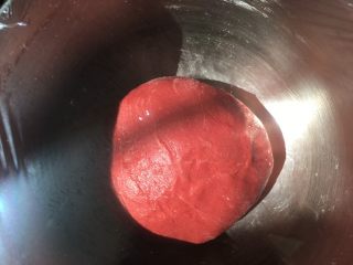 双色玫瑰花面包,将面团放置容器内，盖保鲜膜室温发酵至两倍大